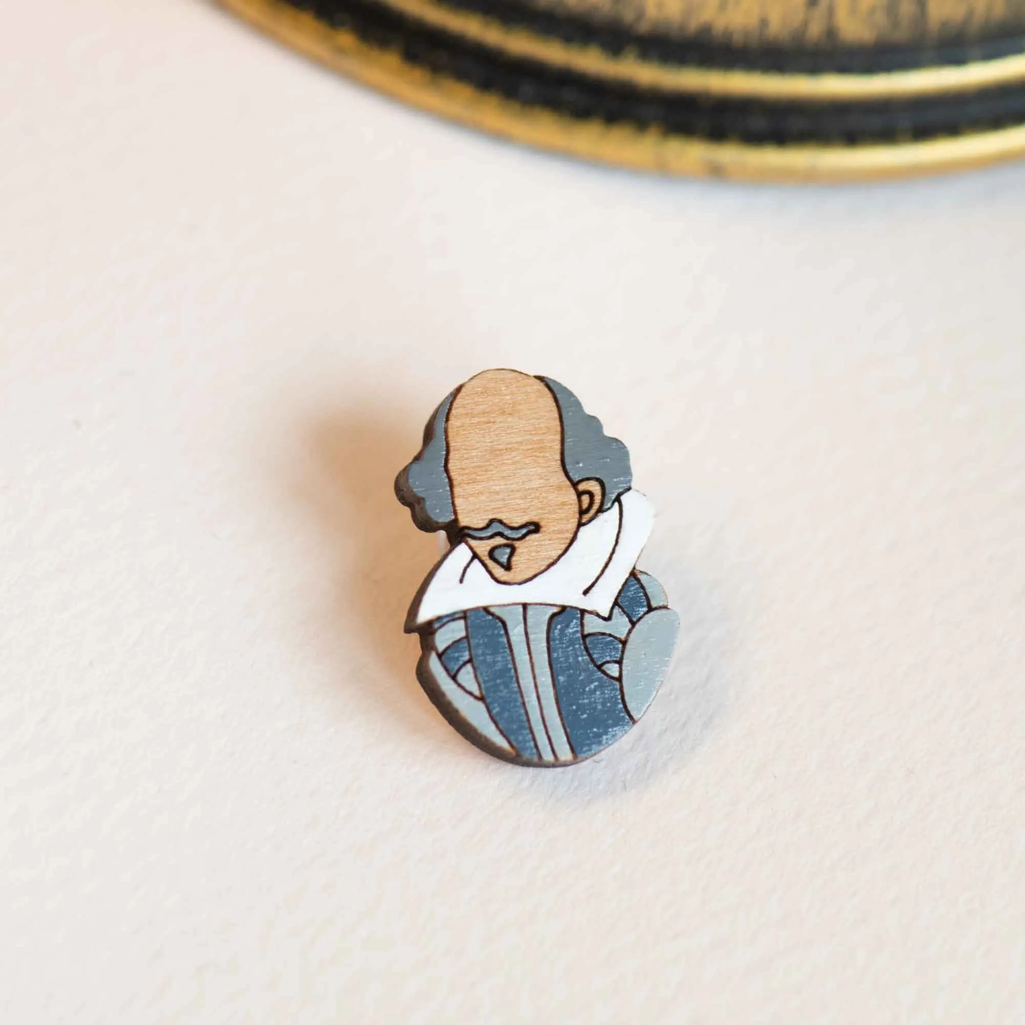 Hand-painted William Shakespeare Portrait Wooden Pin Badge - PO44125
